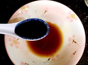 step4: 調醬汁，1勺料酒，1勺生抽，1勺老抽，2勺蜂蜜。牛肉炒至變色，即下醬汁，速度要快，不然牛肉就沒那麼嫩了。