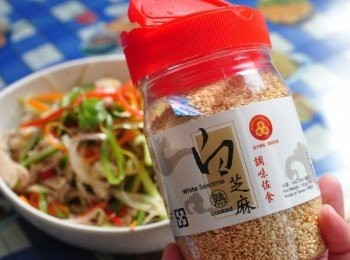 step7: 起鍋後，再灑些白芝麻於上層