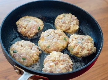 step4: 再沾上蛋液，熱鍋後下油，將肉餅每面煎數分鐘