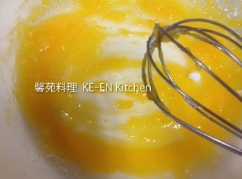 step3: 蛋黃、糖、用打蛋器打至糖融化