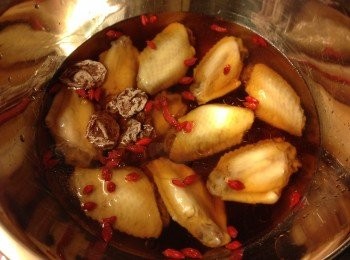 step4: 將<a href="https://bit.ly/3zHU5V3" target="_blank" data-keyword="雞翼" class="guide-link"><strong>雞翼</strong></a> <span style="display:inline-block;vertical-align:middle;margin-top:-3px;color:initial;border-radius:3px;padding:2px 3px;font-size:12px;line-height:14px;background:#87d300;color:#fff;">即買</span> 倒入大碗內, 加入醉雞汁, 紹酒, 麻油, 話梅, 杞子, 雪過夜完成