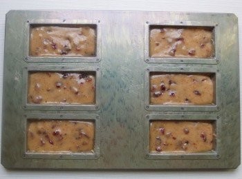 step11: 使用擠花袋填入麵糊至8分滿。