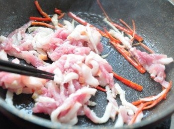 step3: 接著少許的油，將肉絲與辣椒絲先下鍋爆香煸炒約6分熟