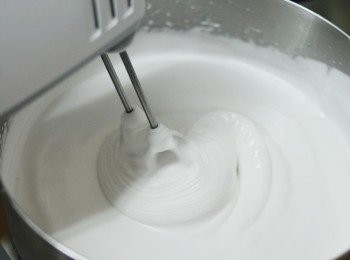 step4: 慢慢打發，會有泡沫出現，然後轉用高速打發至挺身，成綿花糖狀。如用大型電動打蛋器，打發約10分鐘，如用小型的，需打約15至20分鐘