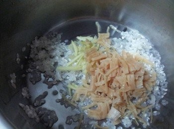 step3: 把米洗淨 , 再把己浸泡好的干貝撕成一絲一絲加入 , 薑絲亦加入
