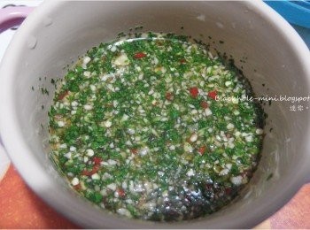 step2: 然後加入魚露、青檸汁與糖，由於魚露的味道各有不同，因此要一直試味，另外也可以加點青檸皮