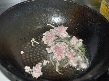 step4: 先以絞肉與薑絲爆香