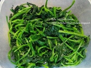 step2: 將菠菜浸於冰水中，再取出搾乾水份備用。