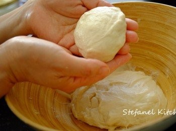 step2: 2A) 揉好的麵團用保鮮紙包好後，放在雪柜醒麵2小時
2B) 準備一個焗盤，塗上橄欖油， 雙塗一點油在雙手上，取出適量麵團