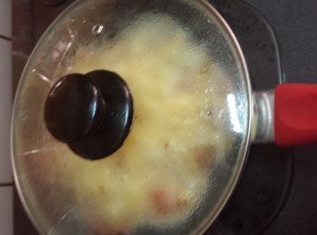 step12: 細火煎1分鐘，然後沿鍋邊加入3湯匙滾水，關盖中細火焗3分鐘，開盖再煎1分鐘即成