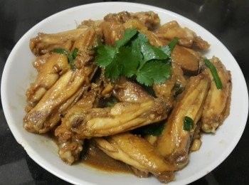 step7: 用少少蒜頭，乾蔥爆香，再放入<a href="https://bit.ly/3zHU5V3" target="_blank" data-keyword="雞翼" class="guide-link"><strong>雞翼</strong></a> <span style="display:inline-block;vertical-align:middle;margin-top:-3px;color:initial;border-radius:3px;padding:2px 3px;font-size:12px;line-height:14px;background:#87d300;color:#fff;">即買</span> 煎至半熟上碟，倒入香茅汁，加半碗水煮滾，再將香茅取出，將<a href="https://bit.ly/3zHU5V3" target="_blank" data-keyword="雞翼" class="guide-link"><strong>雞翼</strong></a> <span style="display:inline-block;vertical-align:middle;margin-top:-3px;color:initial;border-radius:3px;padding:2px 3px;font-size:12px;line-height:14px;background:#87d300;color:#fff;">即買</span> 回鑊煮至收汁，少少麻油。
完成 。
