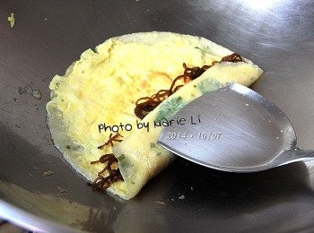 step3: 一圈一圈慢慢地將餅皮捲起來
好吃的《塔香水雲蛋餅》就完成了~