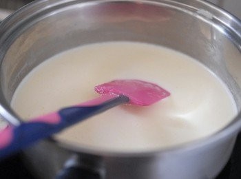 step2: 將牛奶，淡忌廉及糖放入鍋內，用中小火煮至糖溶化。然後下魚膠粉，不停攪拌至溶化