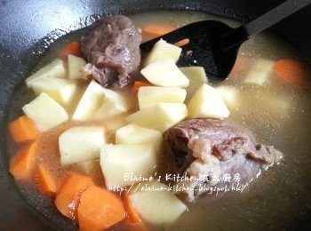 step8: 45分鐘後加入甘旬 , 薯仔拌勻用中火煮滾 , 再蓋上蓋轉用慢火炆30分鐘