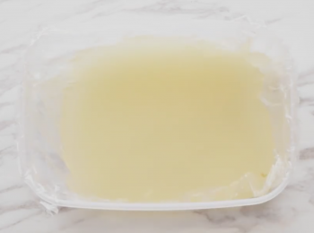 step2: 把雞湯倒入容器後冷藏2小時成為雞湯凍
Remove chicken wing, pour chicken soup into a container. Refrigerator until set about2 hours.