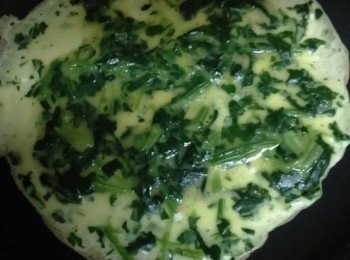 step7: 6吋平底瓁洗淨，燒熱，倒入少許油；倒入適量混合的粉漿，晃動平底瓁，讓粉漿沿四周攤開，煎至凝固