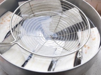 step3: 可以的話再使用重物向鍋底壓住滾煮到茄肉變軟即可，不要讓茄面接觸空氣而氧化變色