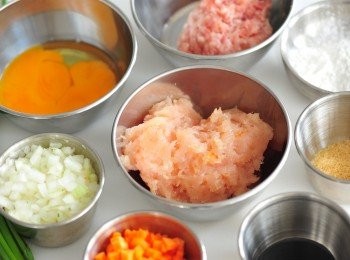 step1: 將雞柳剁碎，洋蔥及紅蘿蔔切碎