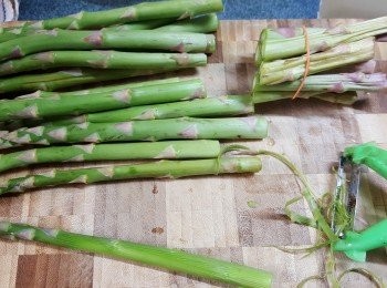 step1: 蘆筍先切去尾部較硬身部份,再略為刨去薄薄的皮,洗淨待用