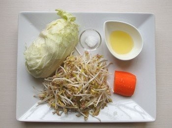 step3: 併將高麗菜及紅蘿蔔切絲。