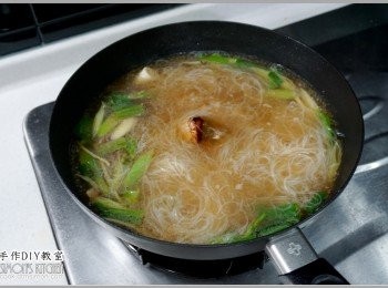 step8: 7.差不多約煮個10分鐘後，將發泡燙過的米粉放進湯裡一起滾煮約5~10分鐘，然後加鹽巴、烹大師、醬油等等調製到自己喜歡的口味，即可盛碗上桌。