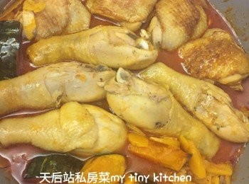 step4: 上蓋中火煮8-10分鐘
 加入小南瓜件，雞件返轉再煮8-10分鐘
拿開雞件和小南瓜件