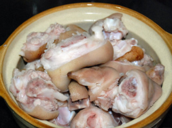 step2: 豬腳灼下開水，去除血水，瀝乾備用。