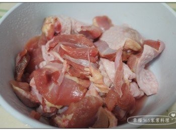 step3: 雞腿切小塊之後，以米酒1大匙醃至少半小時。