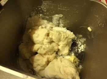 step2: 中種麵團發酵完成後, 取出中種麵團, 把主麵團材料連中種麵團撕碎放入麵包機內, 開動麵團模式, 直至完成