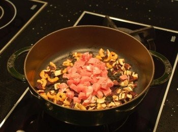 step2: 先熱油鍋後，放入豬肉,蝦米,香菇,拌炒爆香。