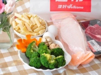 step1: 將全部<span class="group_1">食材</span>清洗備妥裝盛(先將綠花椰、紅蘿蔔花與洋菇川燙後分別擺盤；斜管通心義大利麵川燙煮熟備用)