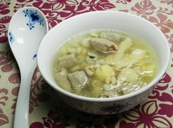 step5: 盛上一碗四神湯，喝了元氣十足，豬小腸也可以替換成排骨喔~