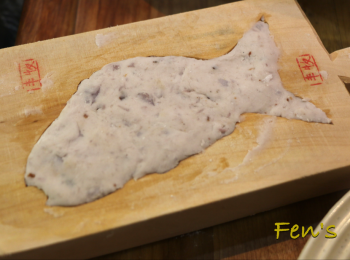 step6: 準備一個木魚模，在魚模上掃上一層薄油。取適量芋茸搓成糰，然後在糰上撲上少許澄麵粉，再放入魚模中用力壓平。