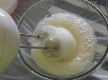 step4: 用另一個兜將100g蛋白加入50g砂糖打發至8成呈身，再慢慢放入面糊中攪拌~