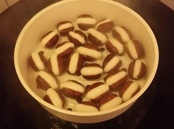 step2: 糯米粉先加少過半碗水，用手搓到軟滑不痴手就可以(好似搓湯丸咁)。期間可以因應麵糰的濕度逐少加水或加粉。

造型後放落已煲滾水隔水，轉中火蒸5至6分鐘就得。