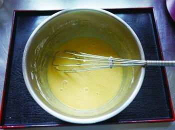 step3: 接著將麵粉過篩加入攪拌均成粉漿