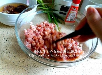 step3: 豬肉碎加入<span class="group_2">醃料</span>拌勻先靜待10分鐘