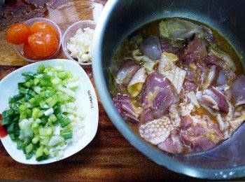 step1: 備料，蒜、蔥切末，鹹蛋黃壓碎。