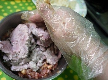 step5: 再加一大匙的蠔油與絞肉拌均