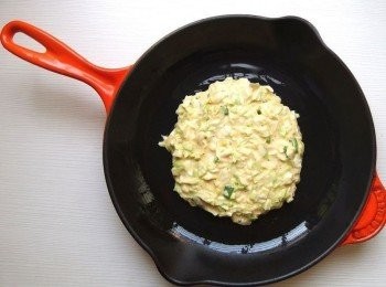 step4: 準備一個平底鍋,加入1/2匙的油熱鍋，倒入1/2的蔬菜麵糊(一人份),稍微將麵糊集中成圓形狀。用中小火將麵糊底部煎成焦香狀。