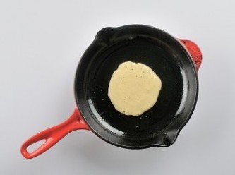 step14: 放入麵糊，先煎至表面出現氣孔時,再翻面。