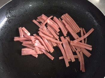 step3: 紅蘿蔔切絲後川燙1分鐘起鍋，放入冷水中降溫後，瀝乾備用 ; 小黃瓜洗淨後切絲 ;  火腿切0.5 cm寬度放入鍋中稍微煎一下即可起鍋。