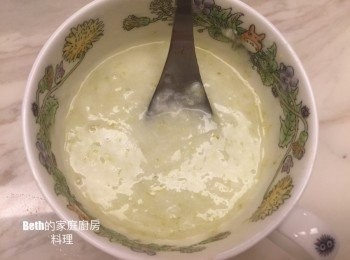 step4: 此時製作<span class="group_2">糖霜</span>：

取另一顆檸檬的皮，以及搾汁；

取一個小碗，加入糖粉，再慢慢加入檸檬汁攪勻，最後加入檸檬皮拌勻