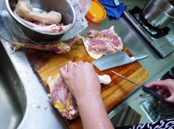 step2: 雞腿去骨，切小塊狀