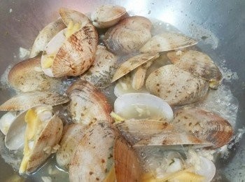 step4: 大蜆開口，加入黑胡椒碎及 parsley. 最後加上芫荽蔥段便可。