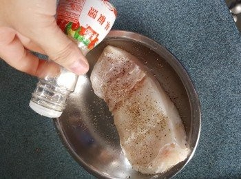 step2: 再灑上適量味椒鹽醃15分鐘以上