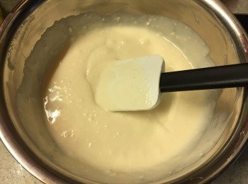 step1: 熱香餅粉加入牛奶攪勻, 預熱夾餅機底板