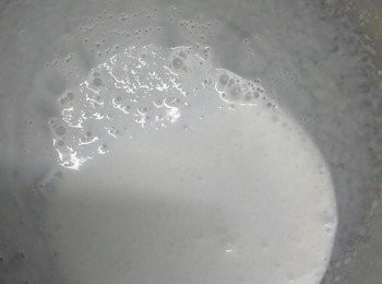 step8: 淡忌廉用電動打蛋器打至六成發，體積膨脹一倍，略微流動。