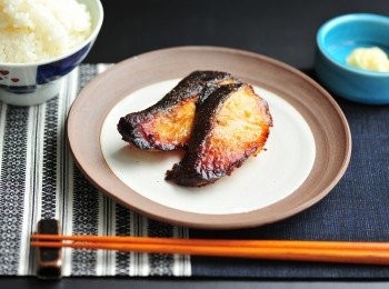 step6: 魚皮向上的那面多焗10-15分鐘（要觀察顏色，實際時間視乎焗爐大小及爐溫而定），直至魚皮燒至焦香便完成