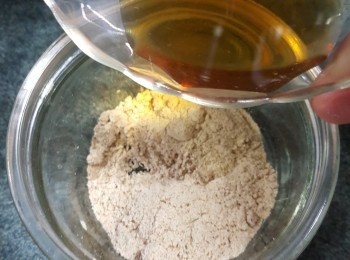 step9: 將<span class="group_3">拌豬手料</span>:沙薑粉1湯匙半,白胡椒粉1茶匙,麻油2茶匙拌勻